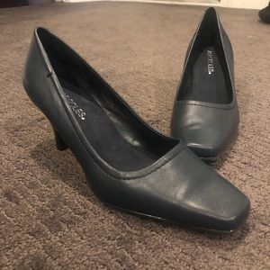 aerosoles navy heels